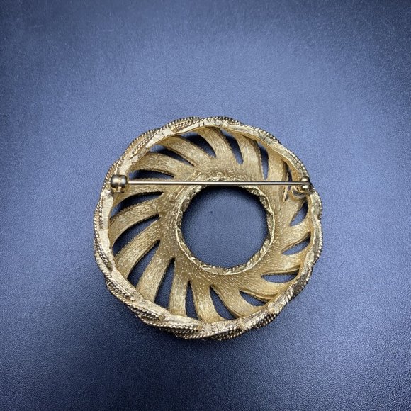 Boucher Round Brooch Pin Gold Tone Textured 3D Look Classic Signed Vintage - Picture 4 of 6